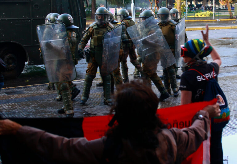 Enfrentamientos con Carabineros y al menos 46 detenidos: Nuevas manifestaciones en Santiago terminó con incidentes