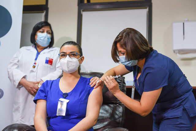 Ministro Paris confirma que al menos 20 personas presentaron efectos adversos menores tras vacunación