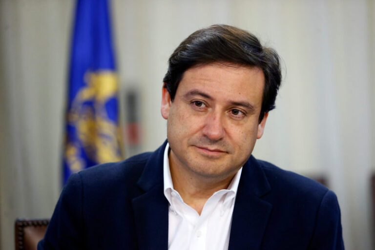 Nueva baja en el Frente Amplio: Diputado Patricio Rosas renuncia al Movimiento Unir y al bloque