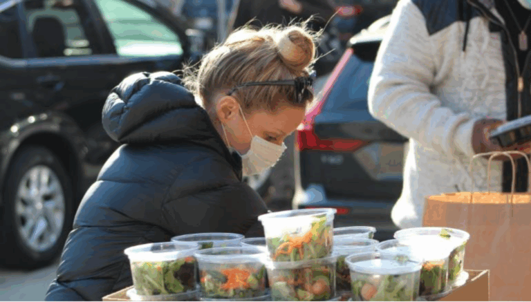 Pareja tuvo que modificar su boda por el COVID-19: Decidieron regalar los alimentos a personas necesitadas