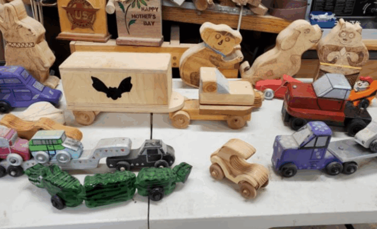 Pareja de ancianos confeccionó 1.400 juguetes para regalar a padres e hijos en esta Navidad