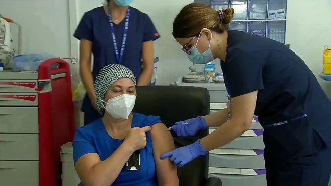 Comenzó la vacunación en Chile: TENS del Sótero del Río fue la primera en recibir una dosis