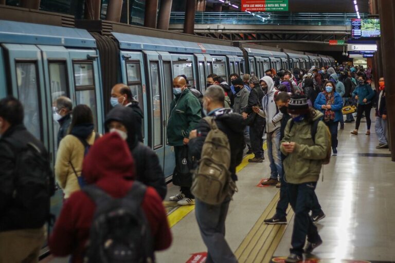 Metro de Santiago anuncia modificación en sus horarios tras extensión de toque de queda