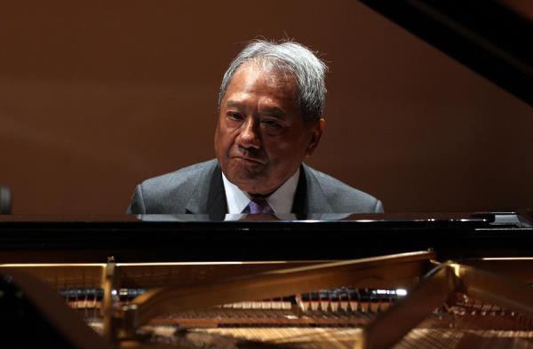 Cantante Armando Manzanero se mantiene hospitalizado y en estado 