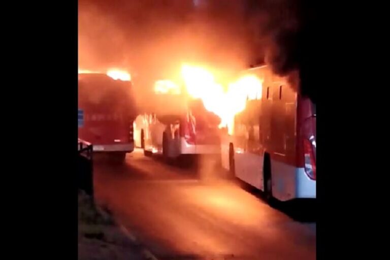Queman buses del sistema RED en plena Alameda