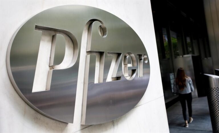 Pfizer recorta a la mitad las dosis de la vacuna que espera fabricar en 2020