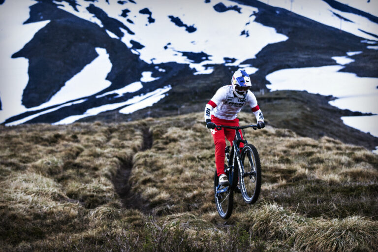 Campeón nacional de enduro descendió el Volcán Villarrica en los 120 segundos que duró el eclipse