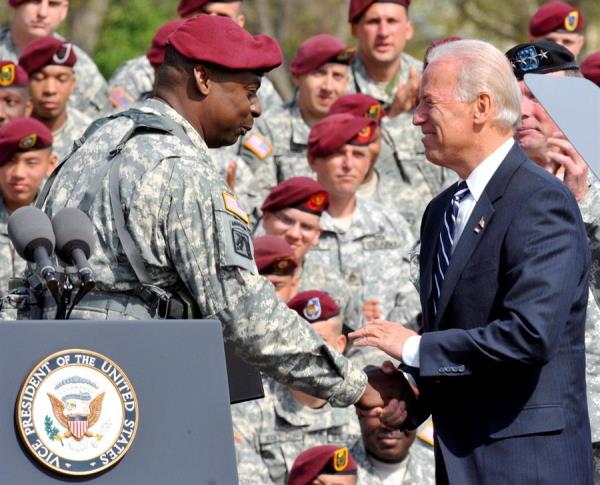 Biden planea nominar a ex general afroamericano como jefe del Pentágono