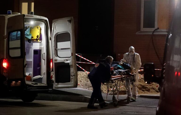 EE.UU. establece un nuevo récord de hospitalizaciones por COVID-19