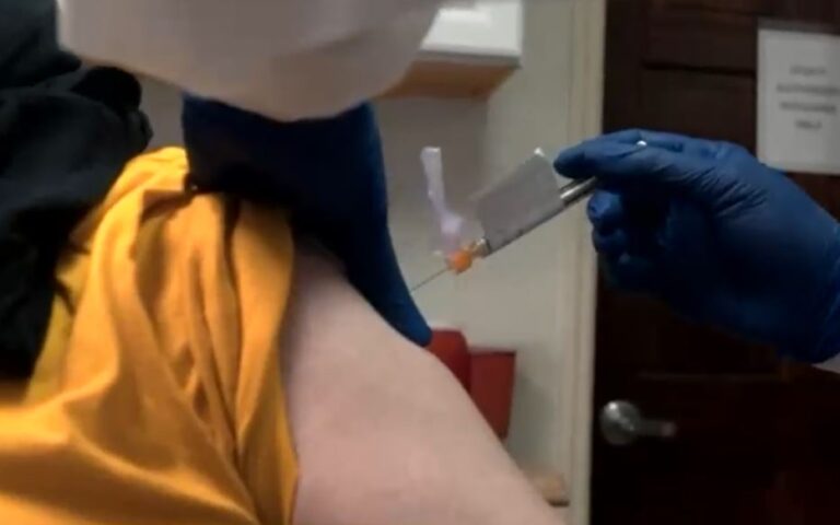 Más de 100 voluntarios chilenos ya han recibido la vacuna de prueba de Oxford y AstraZeneca