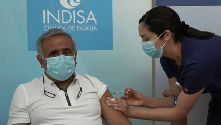 El momento exacto en que el Dr. Ugarte recibió la vacuna contra el COVID-19