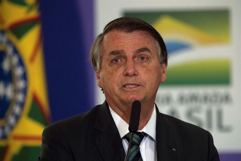 Bolsonaro se ganó críticas transversales por decir que FF.AA. deciden si hay democracia o dictadura