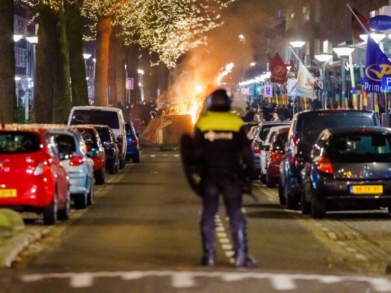 151 detenidos: Tercera noche de protestas contra toque de queda en Países Bajos