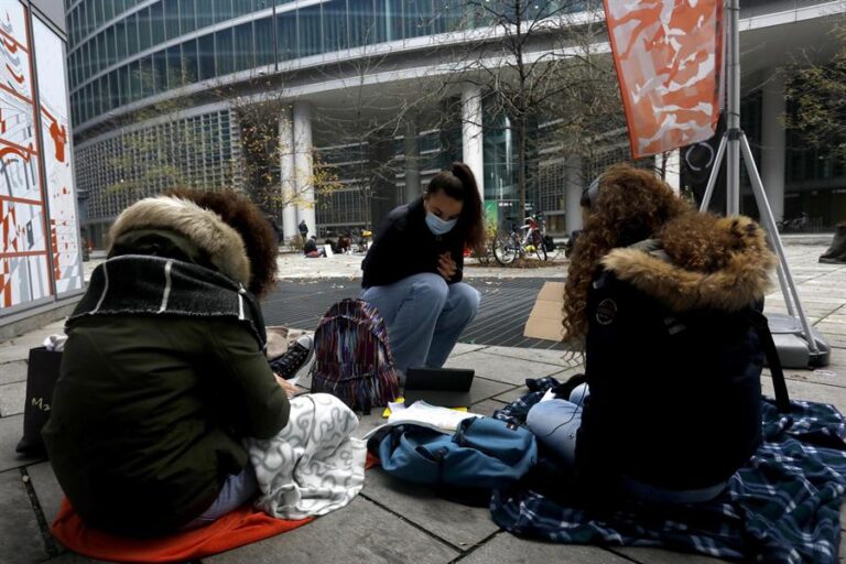 Estudiantes secundarios en Italia volverán a las clases presenciales el 11 de enero