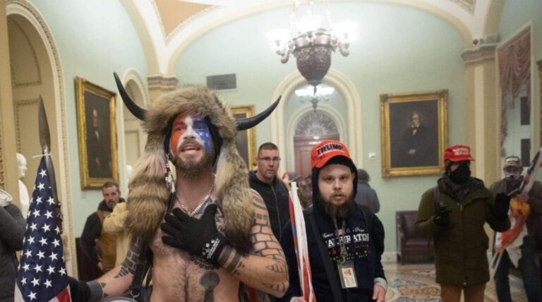 Tras ser identificados: Varios participantes del asalto al Capitolio de EE.UU. han perdido sus empleos