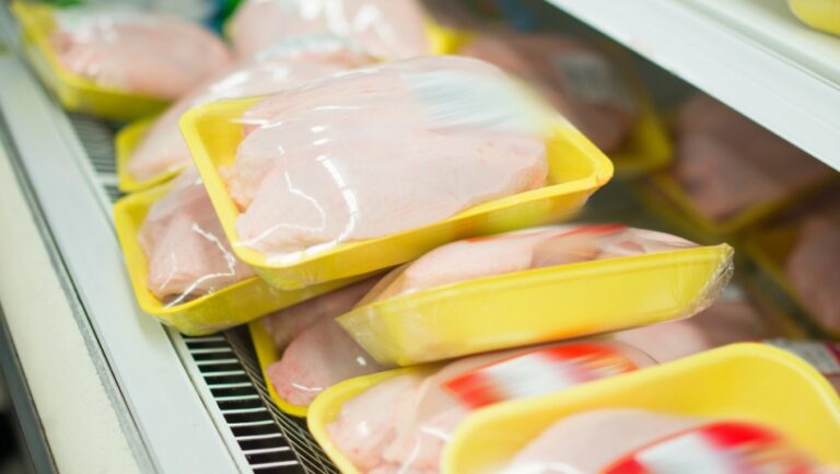 Por colusión en venta de pollo: TDLC acoge a trámite demanda del Sernac contra Cencosud