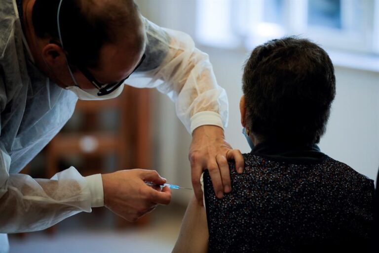 Proyecto de vacuna obligatoria abre debate: 