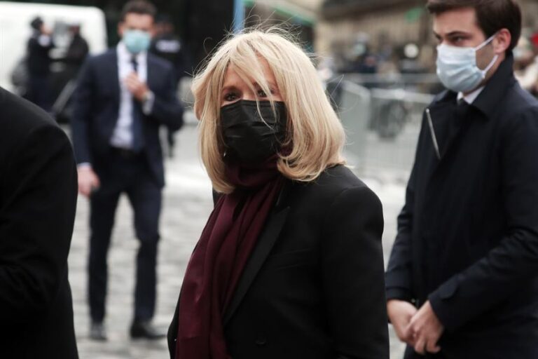Brigitte Macron dio positivo por COVID-19 en Nochebuena