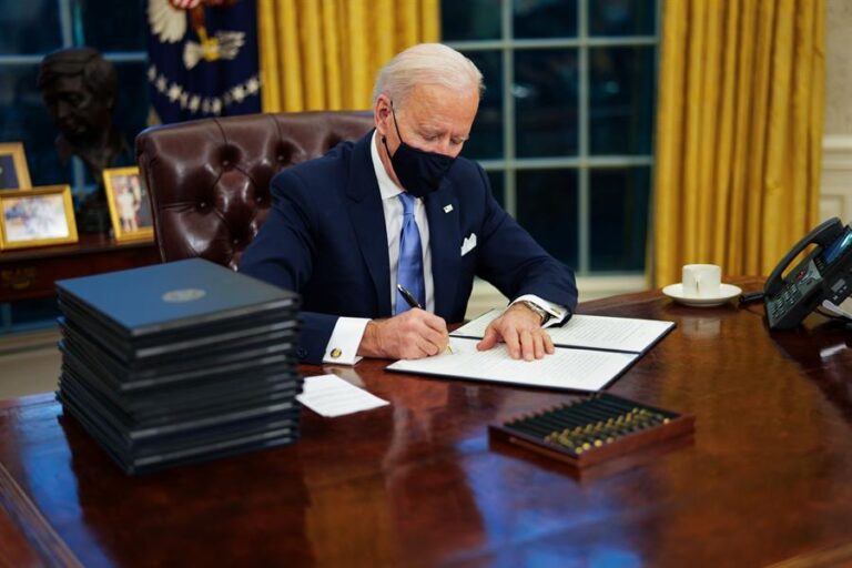 Biden suspende las deportaciones de inmigrantes por 100 días, pero con excepciones