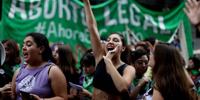 Proyecto que despenaliza el aborto cumple su segunda sesión en la Comisión de Mujeres