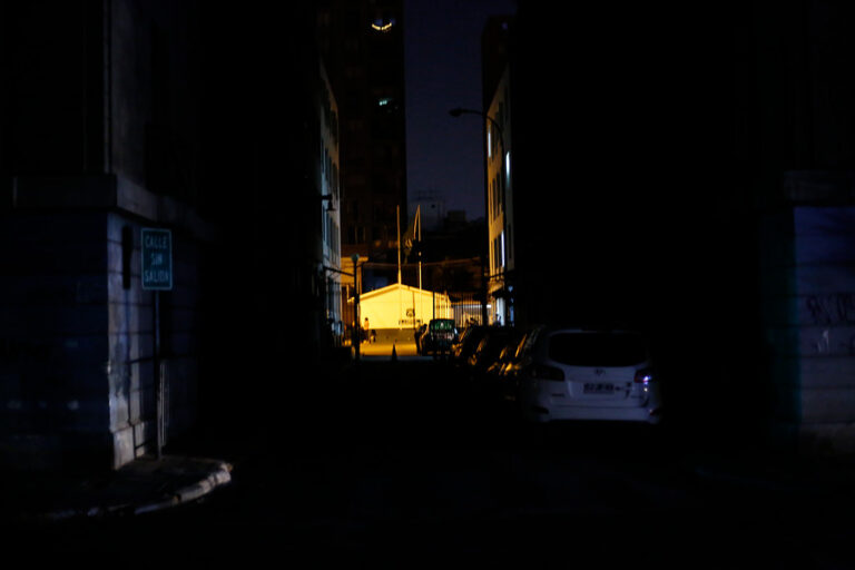 Reportan cortes de luz en distintas comunas de la RM durante las precipitaciones