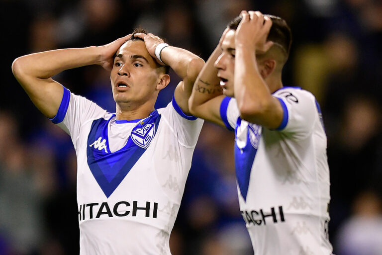 Sudamericana: Pablo Galdames fue protagonista, pero no pudo evitar la caída de Vélez ante Lanús