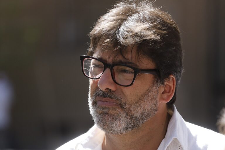 Jadue responde a Paris por distribución de fármaco Avifavir: 