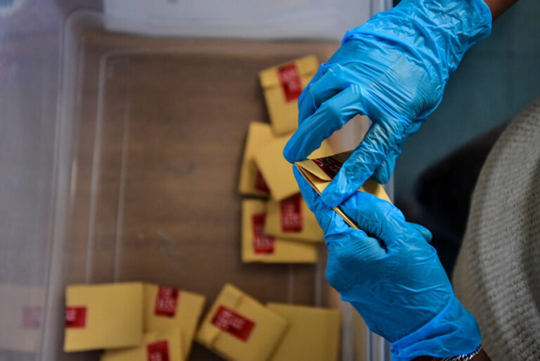 Excluye a presos y personas en cuarentena: Voto anticipado divide al gobierno, org. sociales y al Servel