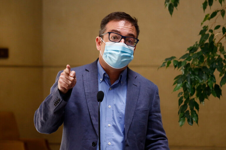 Silber (DC) impulsará proyecto para que sea obligatorio vacunarse contra el coronavirus