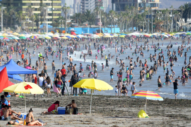 Con bandera roja avisarán cuando se limite el aforo en playas de Valparaíso
