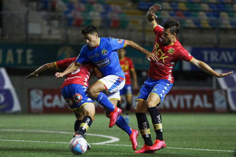 Unión Española no pudo ante Audax, que se lo empató en los descuentos, y se aleja de los líderes