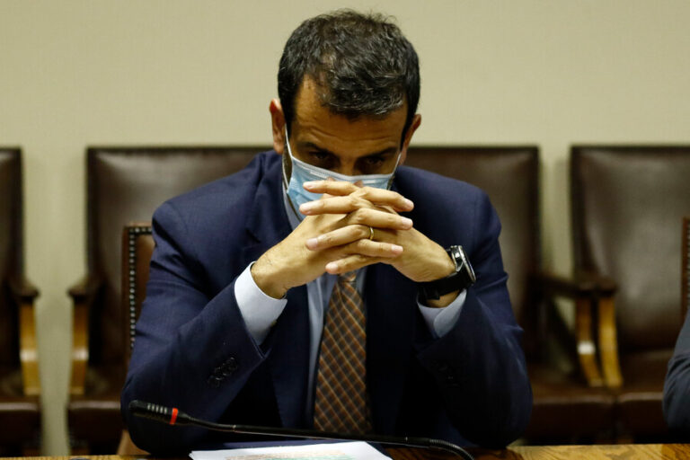 Ministro Delgado fue increpado en el velatorio de agricultor en La Araucanía: 