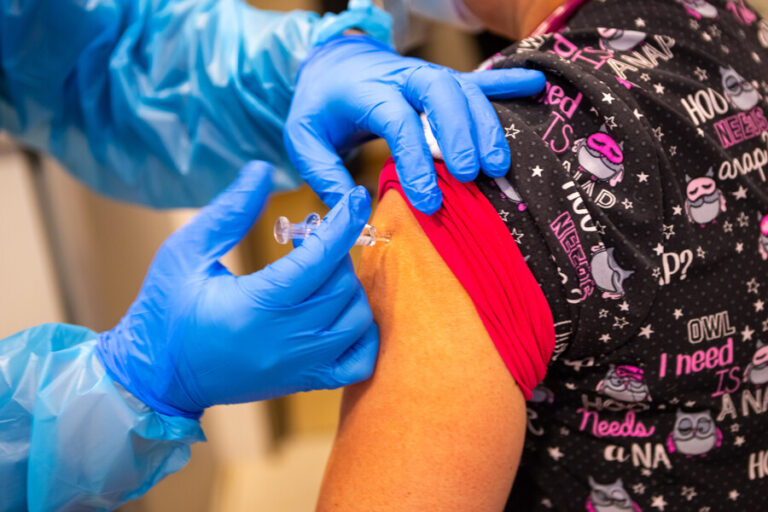 ISP aprobó el uso en Chile de la vacuna de Oxford-AstraZeneca