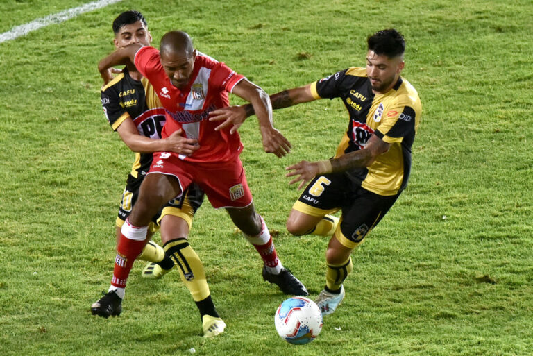 Coquimbo volvió a la acción con opaco empate sin goles en casa ante Curicó