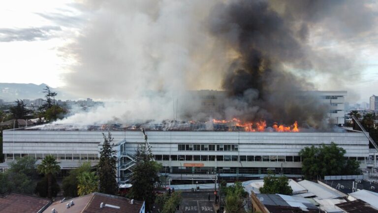 Incendio en dependencias del Hospital San Borja: Descartan pacientes afectados por el fuego