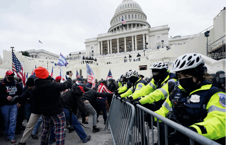 Manifestantes incitados por Trump asaltaron el Capitolio durante ratificación del triunfo de Biden