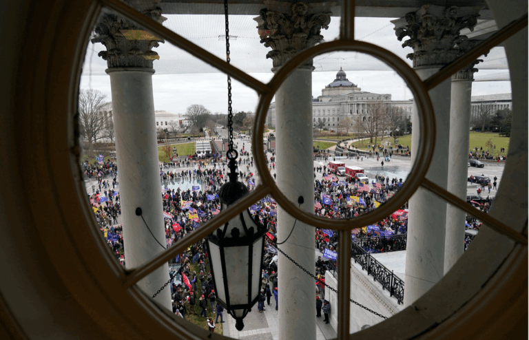Decretan toque de queda en Washington DC tras irrupción de manifestantes pro Trump al Capitolio