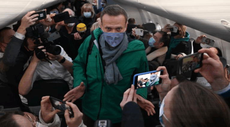 Alexey Navalny es detenido en su regreso a Rusia, cinco meses después de haber sido envenenado