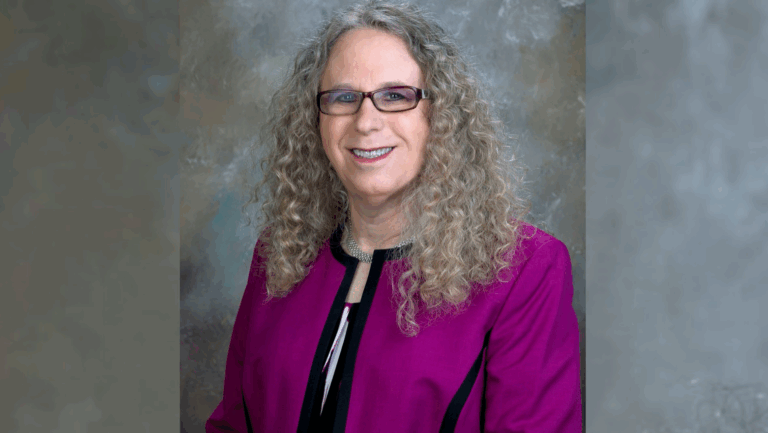 Biden designa a primera funcionaria federal transgénero como vicesecretaria de Salud