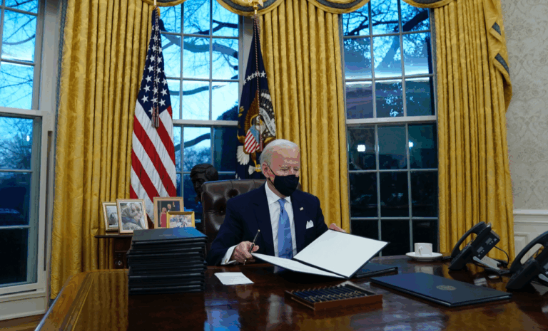 Biden ingresa por primera vez a la Oficina Oval, lugar donde Trump le dejó una carta de despedida