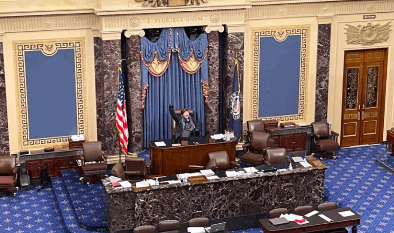 Manifestante viola seguridad de la Cámara y se sienta en puesto del Senado de EE.UU.