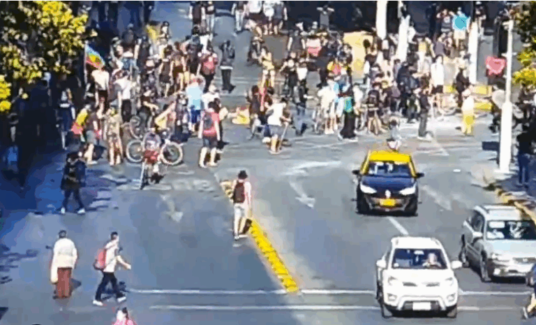 Metro cerró tres estaciones: Nuevas manifestaciones en la Alameda