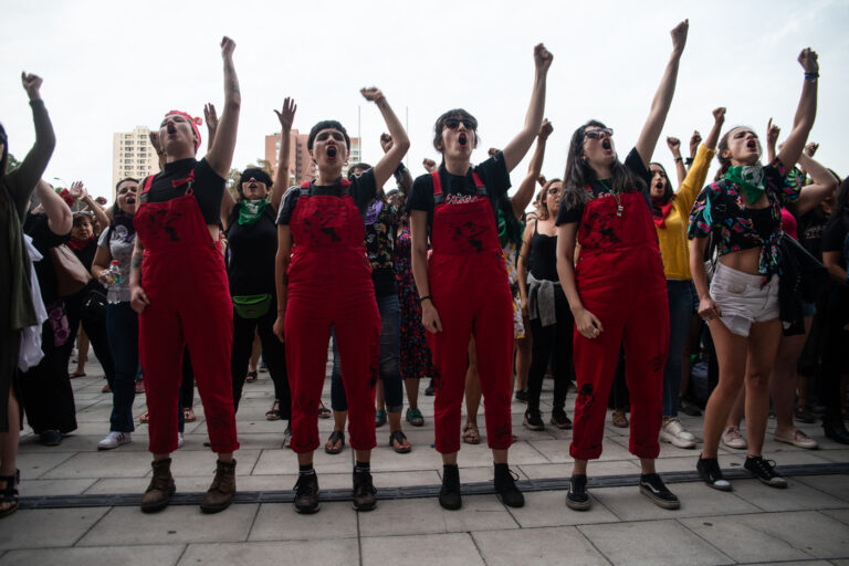 Sobreseen a integrantes de Lastesis tras querella de Carabineros por atentados contra la autoridad y amenazas