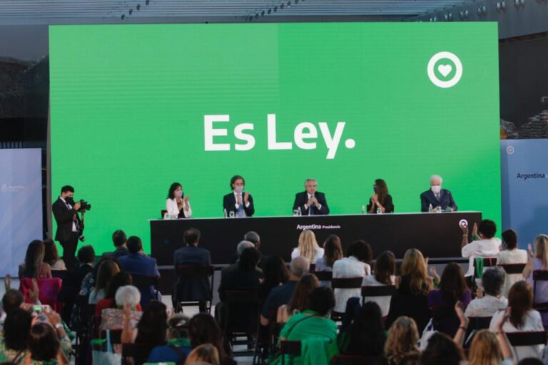 Argentina promulga ley de aborto legal hasta la semana 14 de gestación