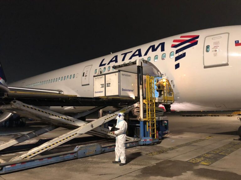 Vacunas Sinovac ya viajan rumbo a Chile: Cargamento trae 2 millones de dosis