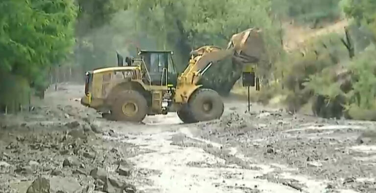 Se registra nuevo aluvión en Farellones: Maquinaria ya trabaja en el lugar para despejar el camino