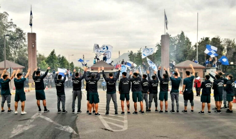 Banderazo en San Carlos sorprendió a jugadores de la UC antes de su viaje a Rancagua