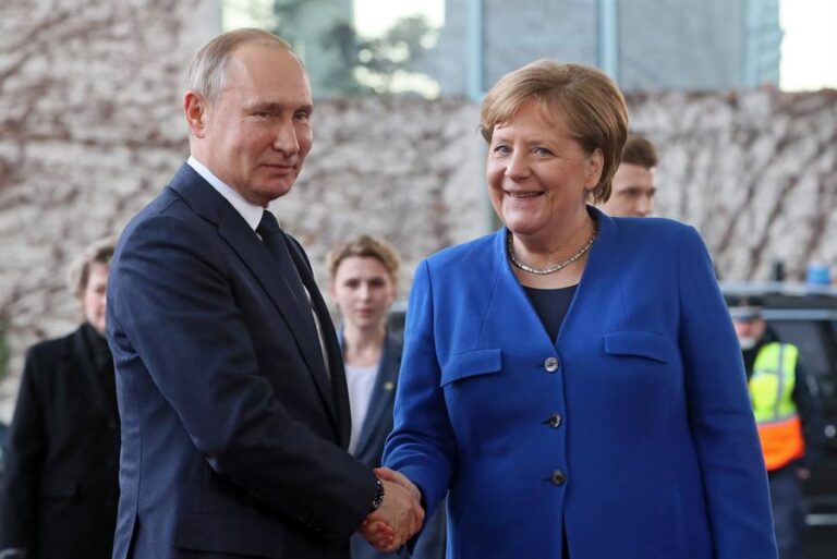 Putin y Merkel debaten la posibilidad de una producción conjunta de vacunas contra el COVID-19