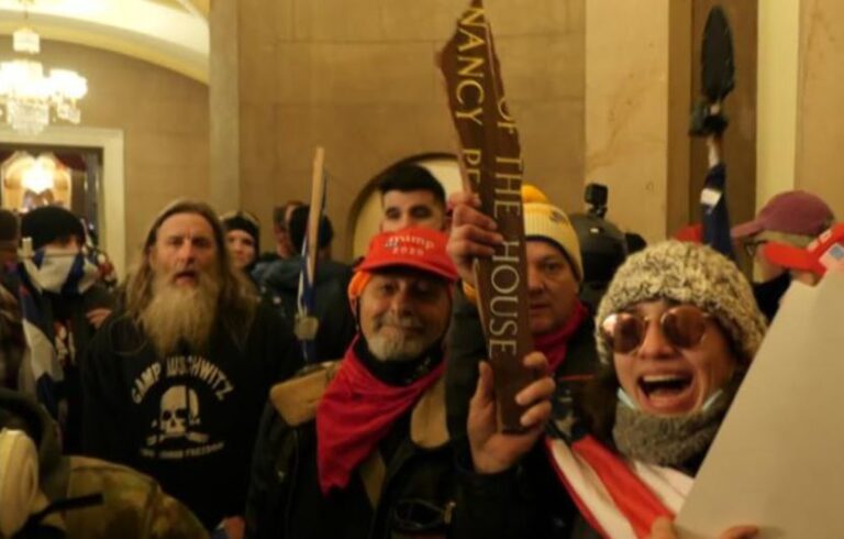Hombre que entró al Capitolio con polera de Auschwitz fue detenido