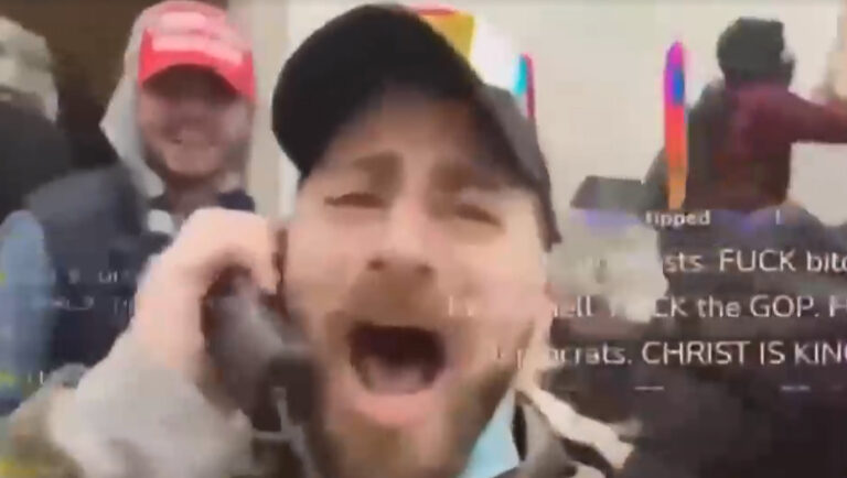 Hombre que participó sin mascarilla en el asalto al Capitolio estaba contagiado de COVID-19